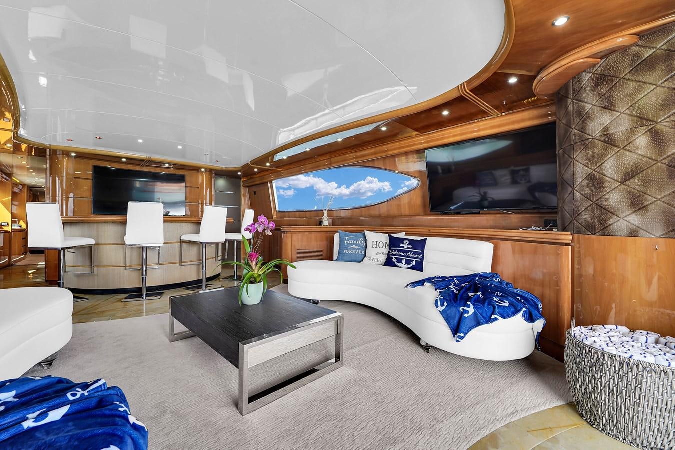 a modern bedroom with a bed aboard STAMOS BIEN Yacht for Sale