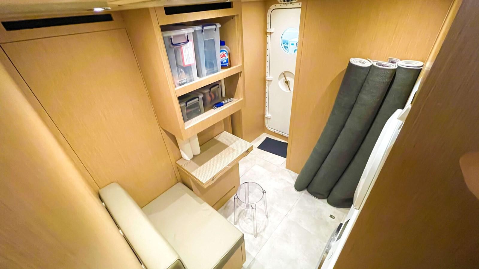 a room with a bed and a desk aboard 2021 SANLORENZO SX88 #47 Yacht for Sale