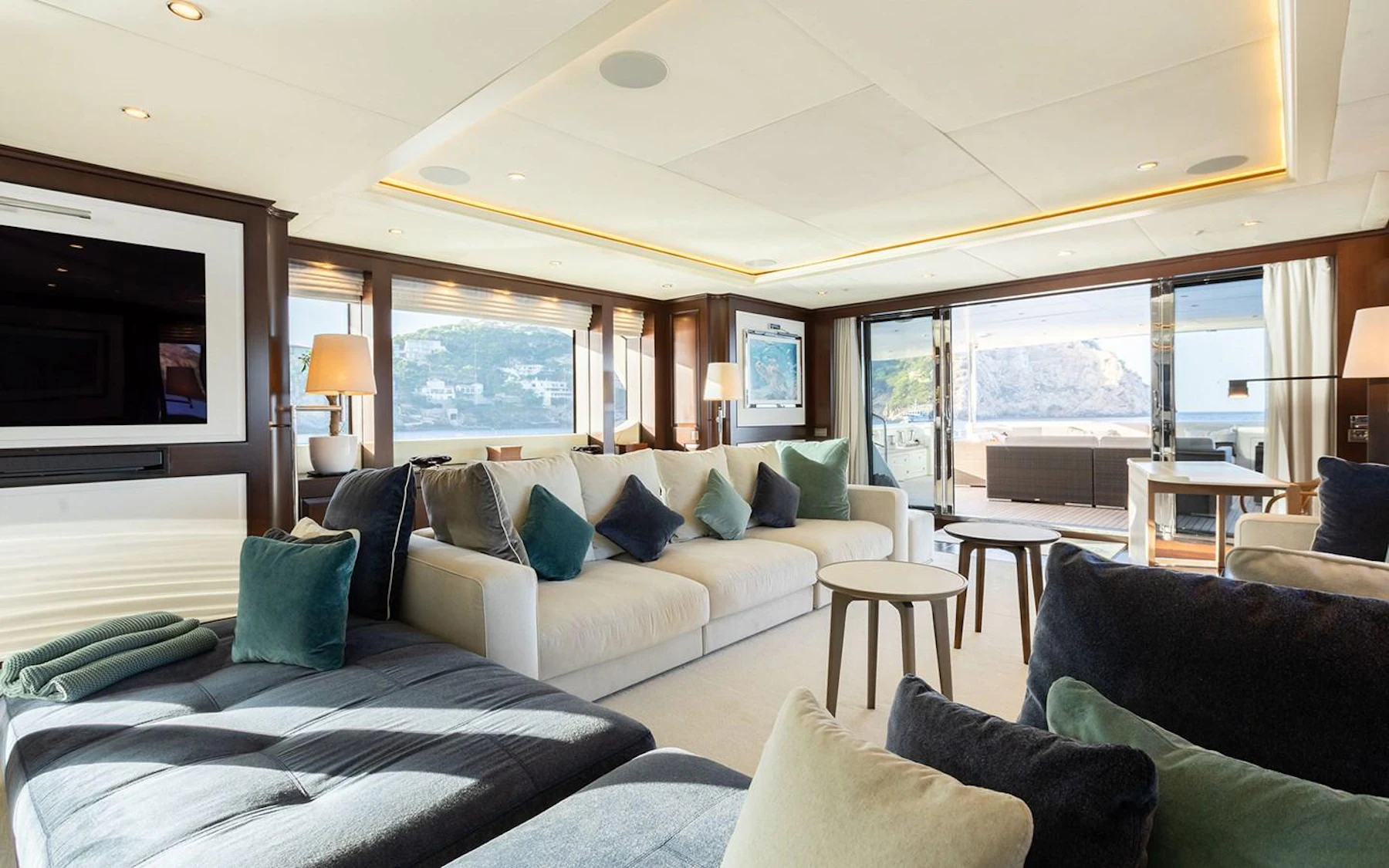 MAXIMILIAN MMIV yacht charter 4