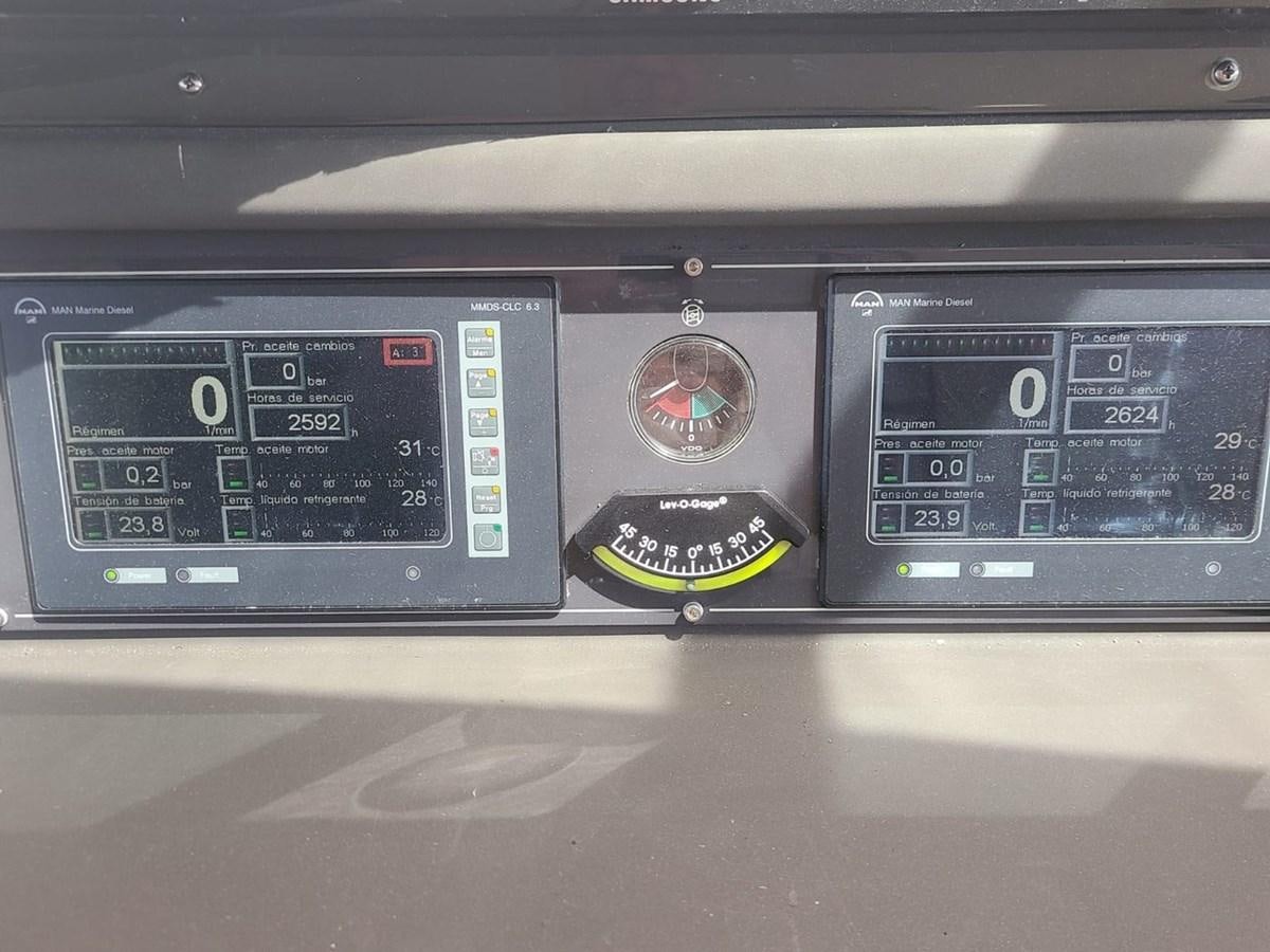 a close-up of a car stereo aboard SEDROP - 2006 FERRETTI 731 @ PTO. AVENTURAS Yacht for Sale