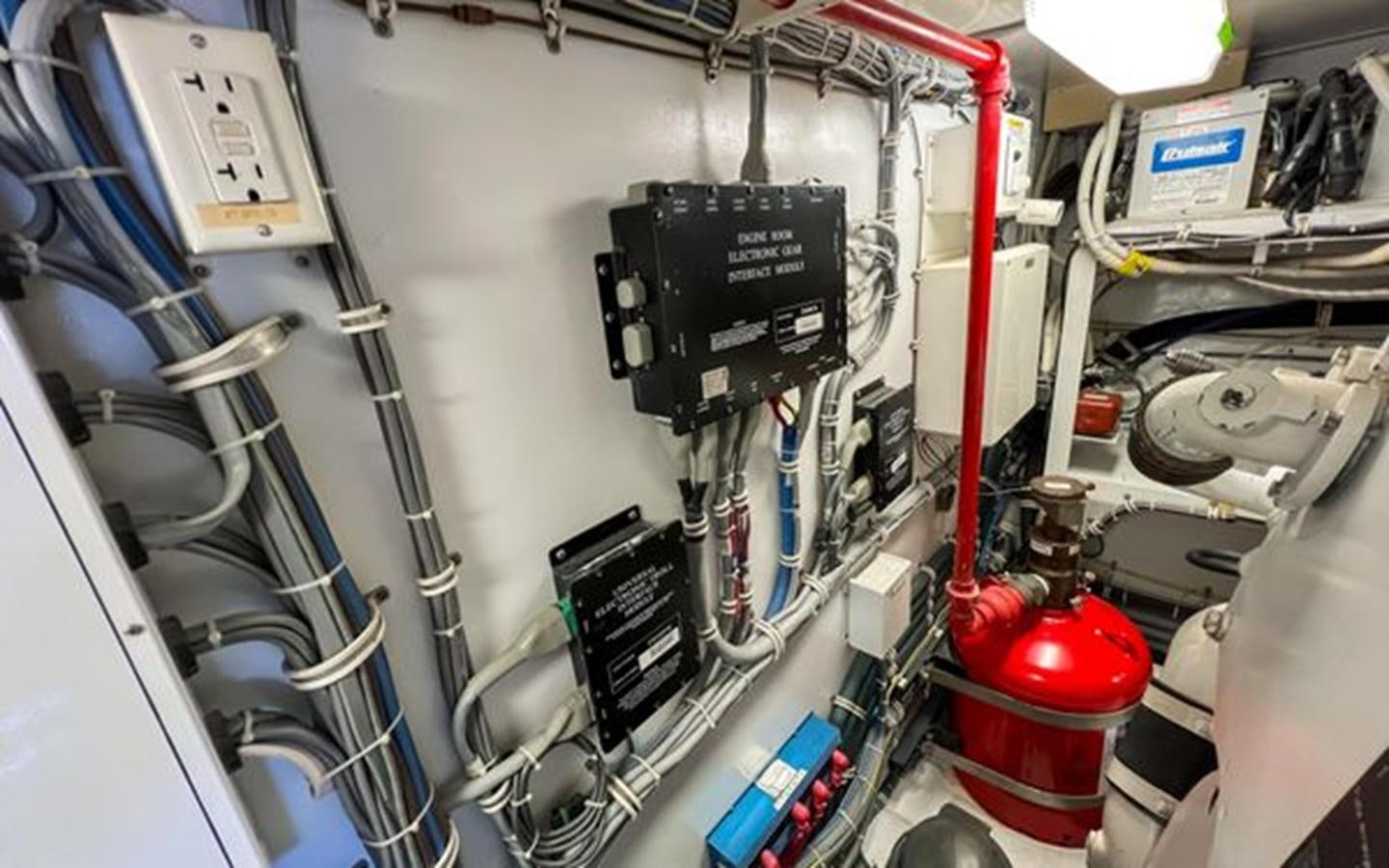 a white machine with wires and a red light aboard 2007 68 HATTERAS CONVERTIBLE Yacht for Sale