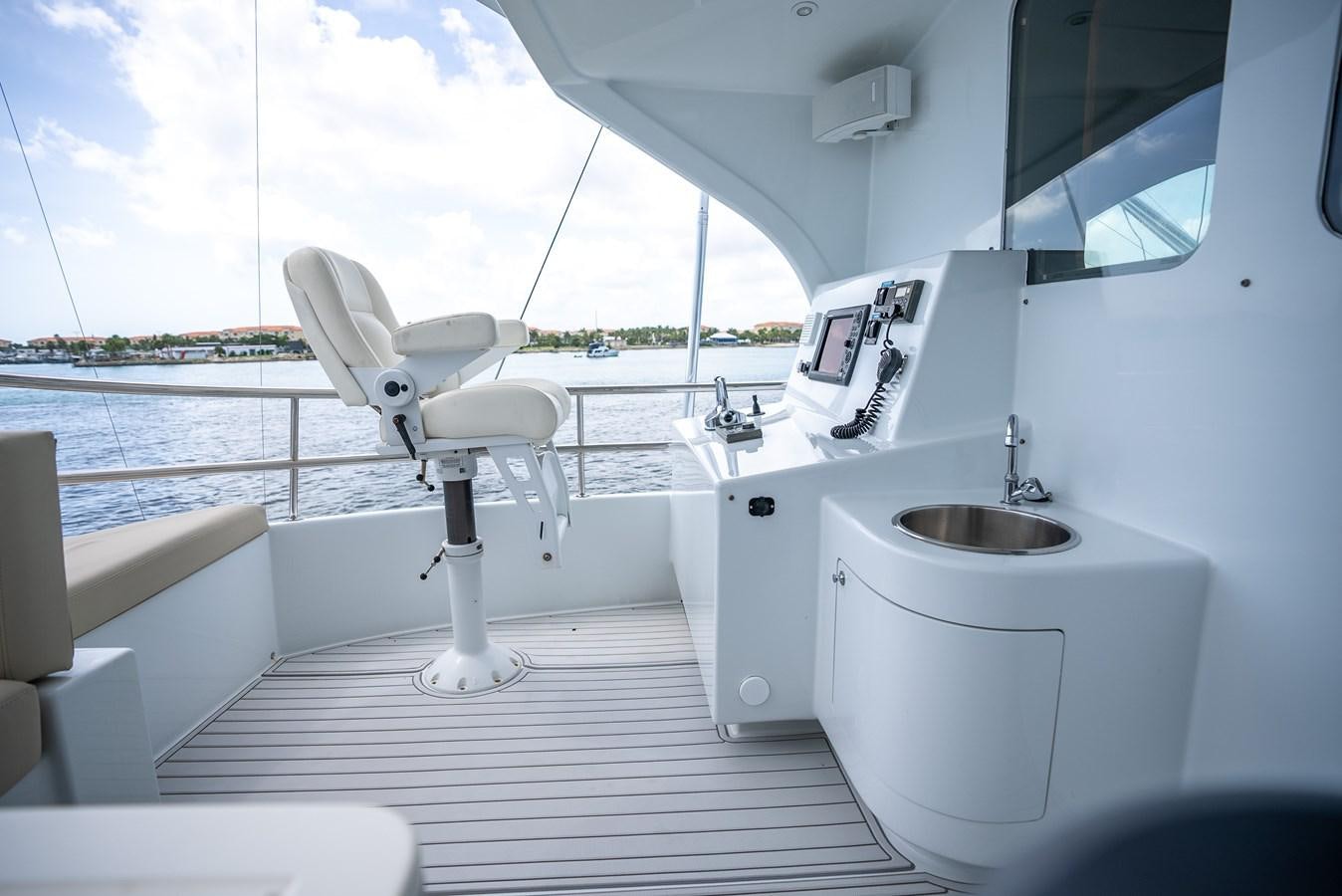 a white sink and a white bathtub in a boat aboard GATO BLANCO Yacht for Sale