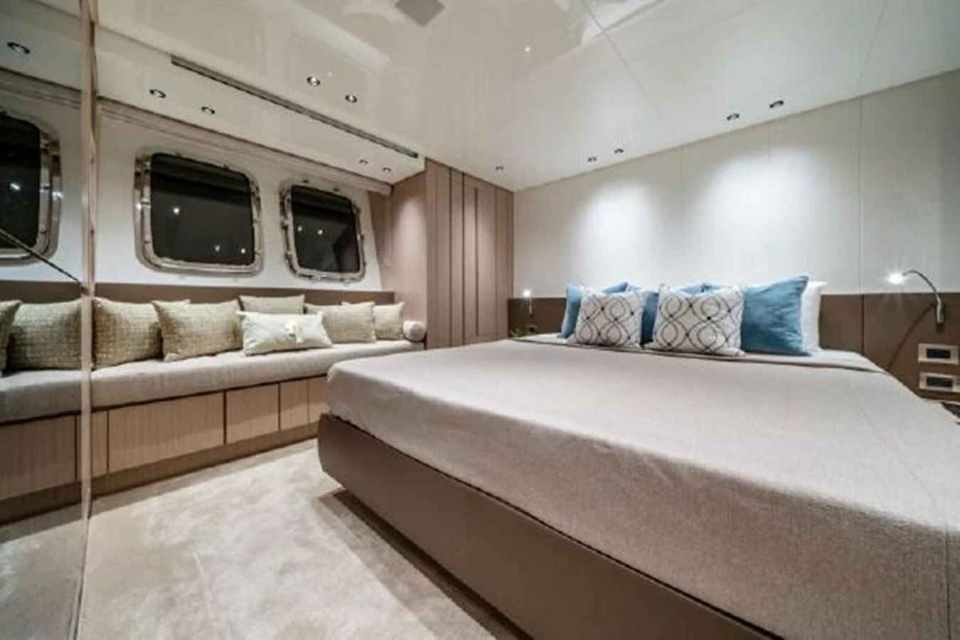 a room with a bed and a television aboard SANLORENZO SX76 Yacht for Sale