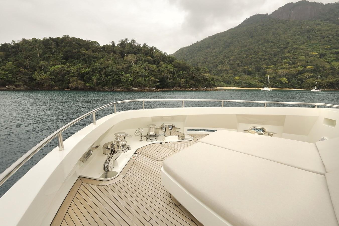 a large white bathtub on a boat in the water aboard WAIKIKI Yacht for Sale