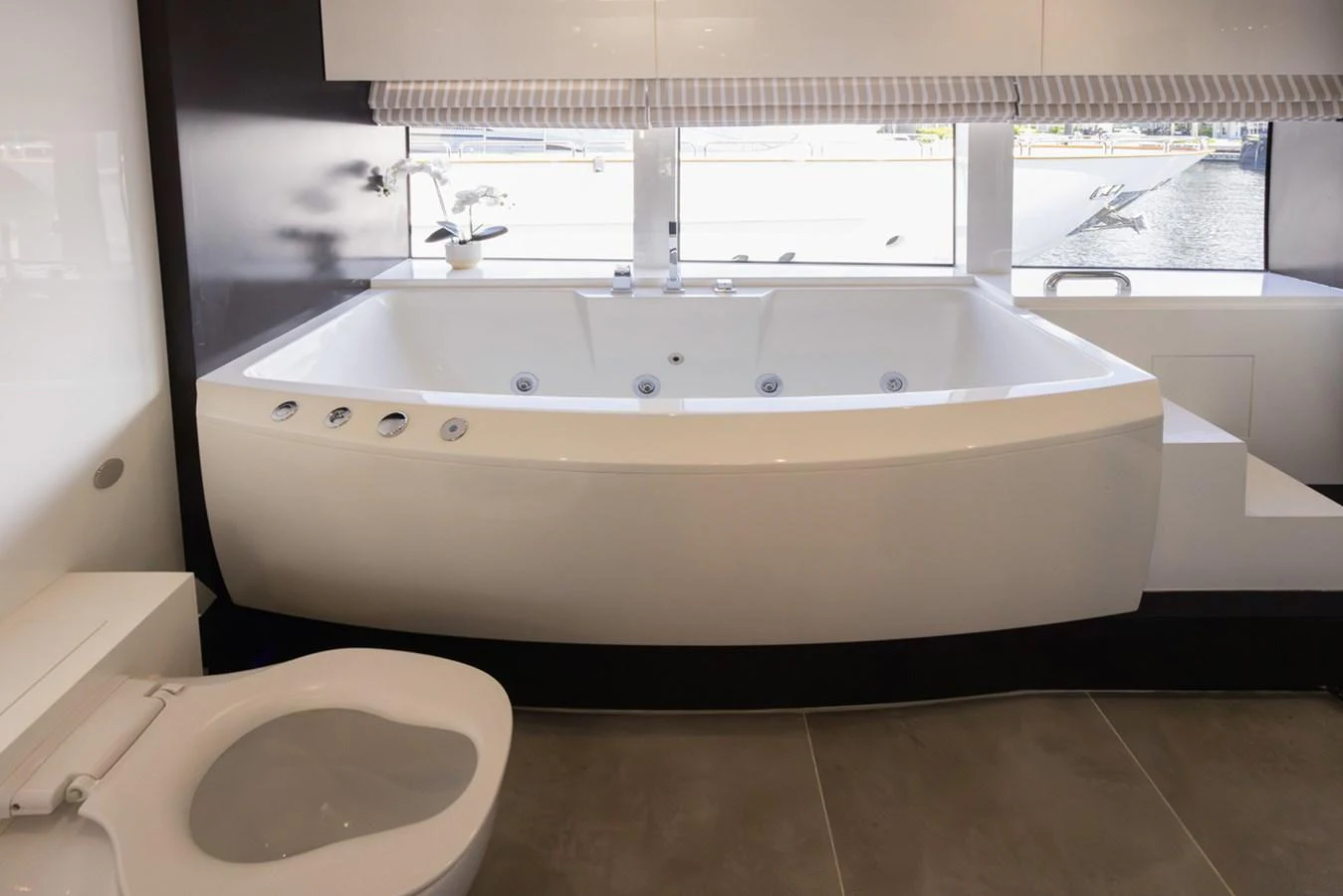 a bathroom with a tub and toilet aboard KANDO Yacht for Sale