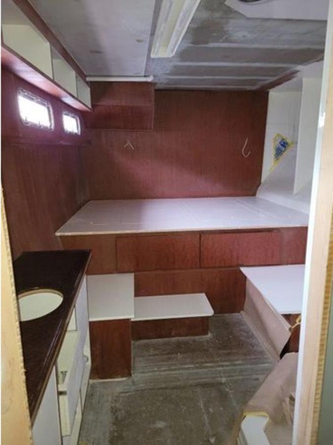 a bathroom with a tub aboard 2023 PDIGREE CAT BLOOMFIELD Yacht for Sale