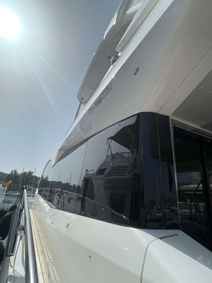 a train on the tracks aboard SUNSEEKER 70' MANHATTAN Yacht for Sale