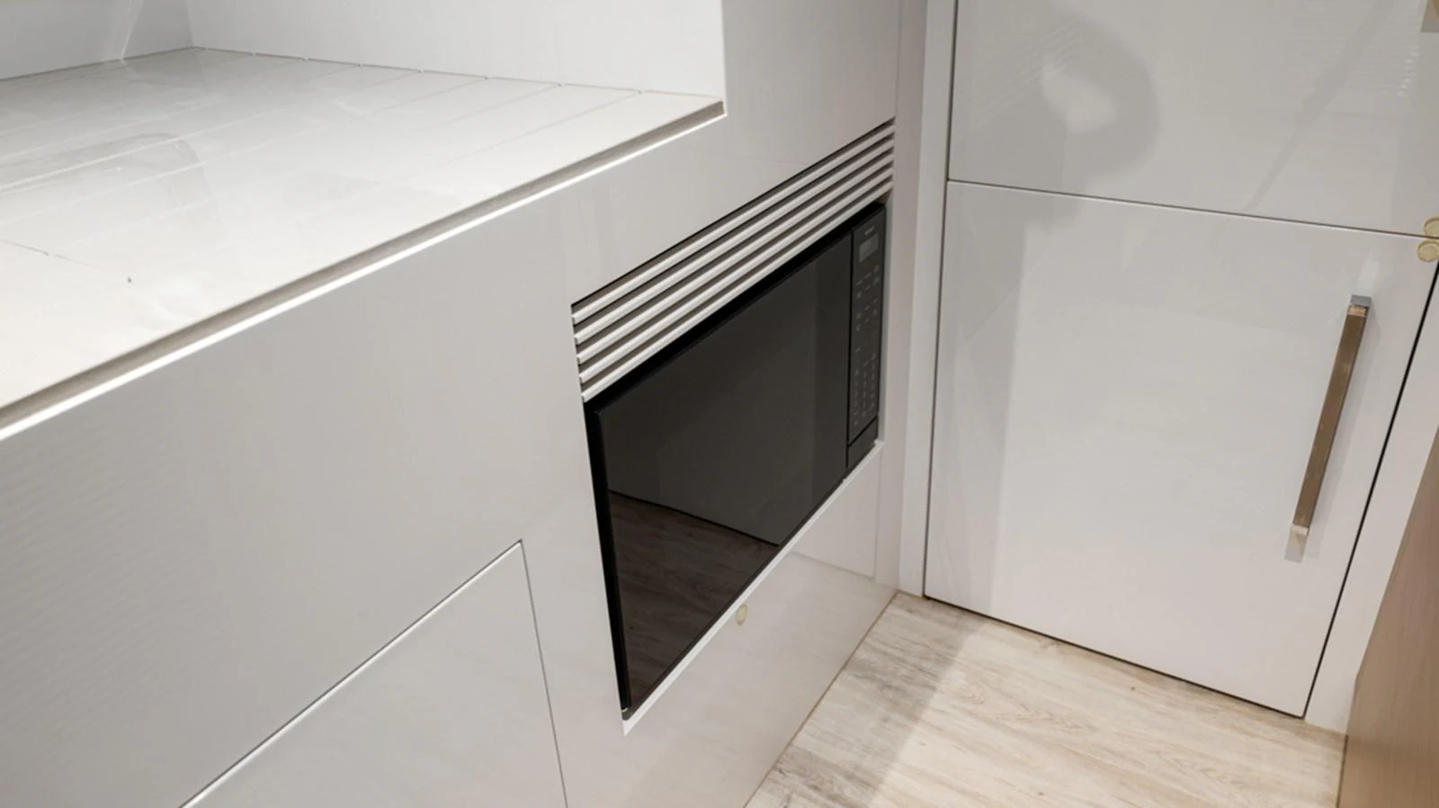 a room with a vent aboard 90 HORIZON Yacht for Sale