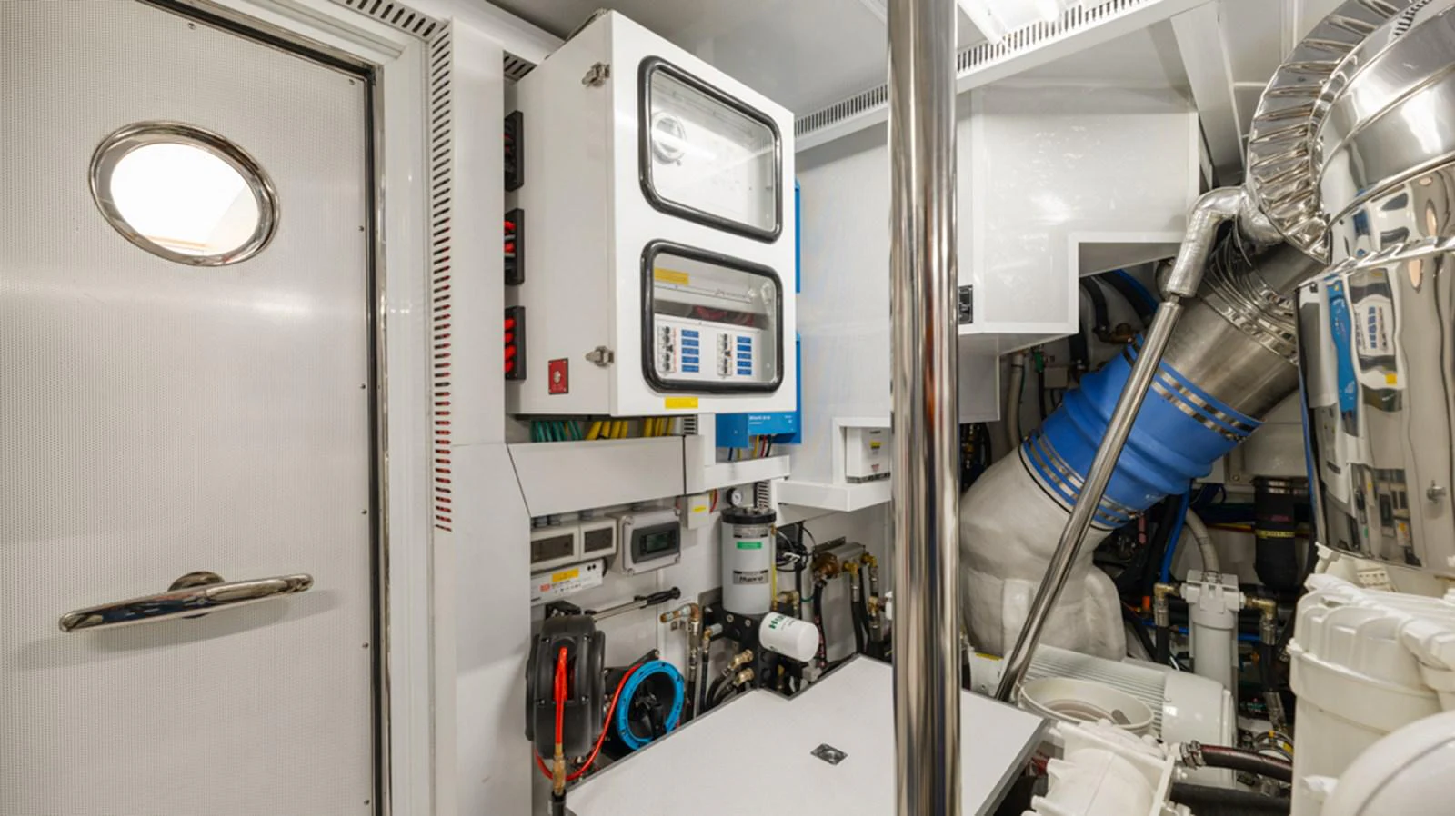 a machine with a blue tube aboard 90 HORIZON Yacht for Sale
