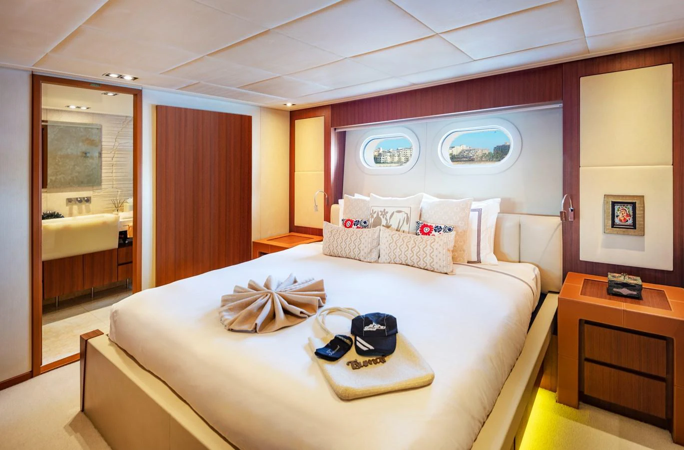 a hotel room with a bed aboard CHAMPAGNE SEAS Yacht for Sale