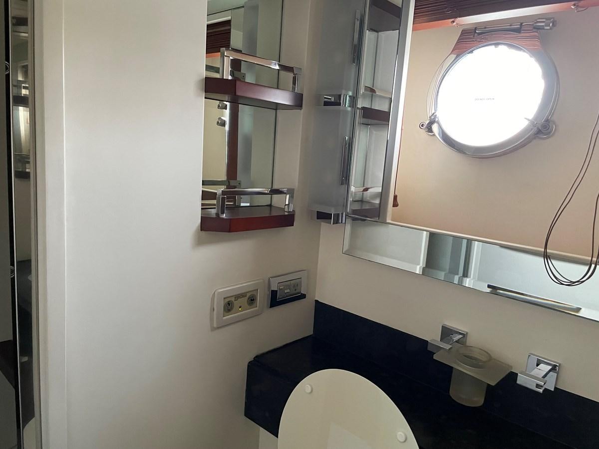 a bathroom with a round window aboard 2008 AZIMUT 75 FLY @ IXTAPA ZIHUATANEJO Yacht for Sale