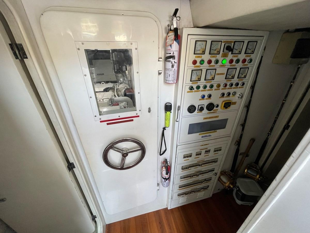 a white machine with buttons aboard 2008 AZIMUT 75 FLY @ IXTAPA ZIHUATANEJO Yacht for Sale