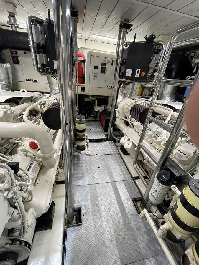 a large machine in a room aboard 2008 AZIMUT 75 FLY @ IXTAPA ZIHUATANEJO Yacht for Sale