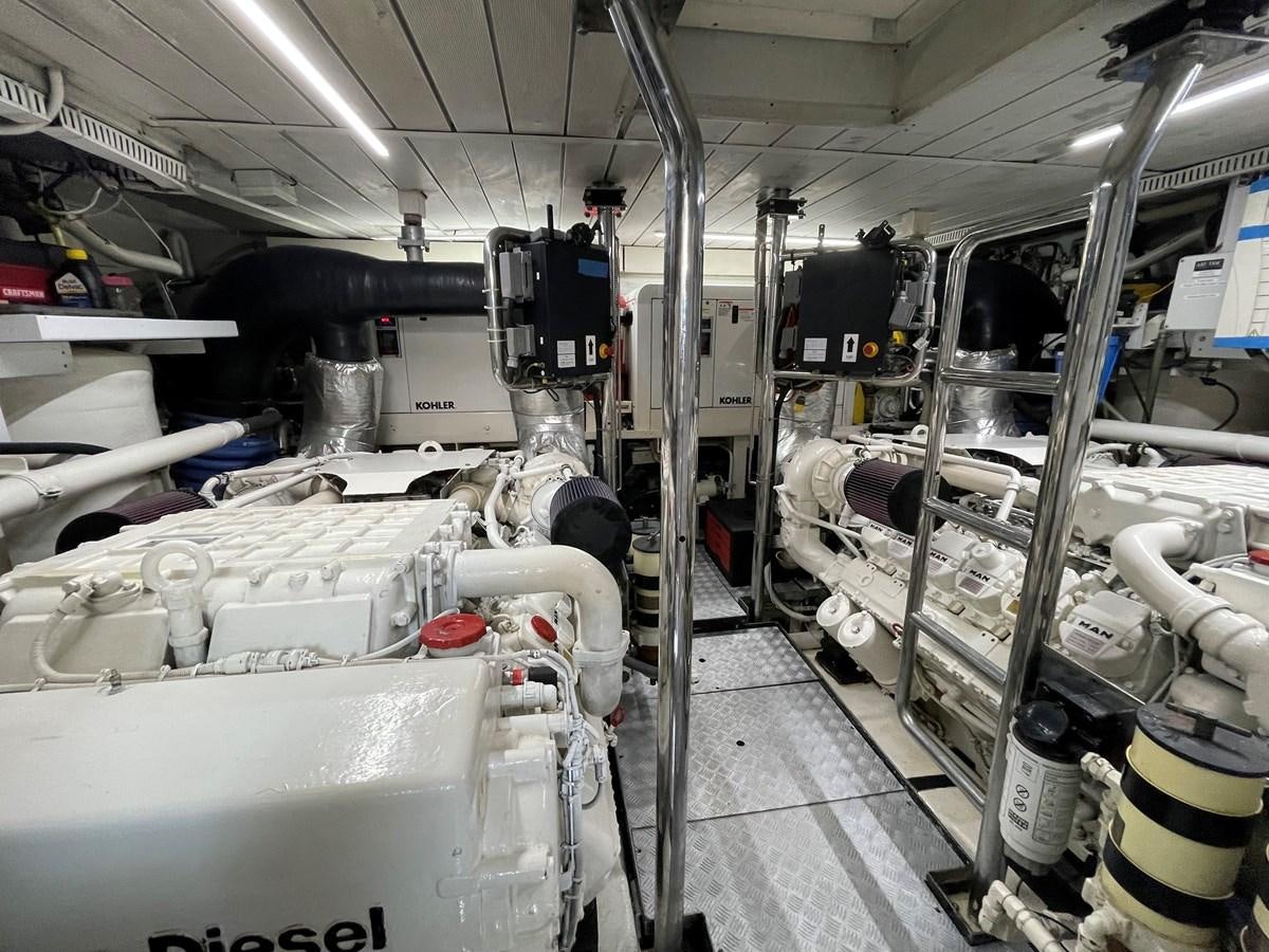 a room with many machines aboard 2008 AZIMUT 75 FLY @ IXTAPA ZIHUATANEJO Yacht for Sale