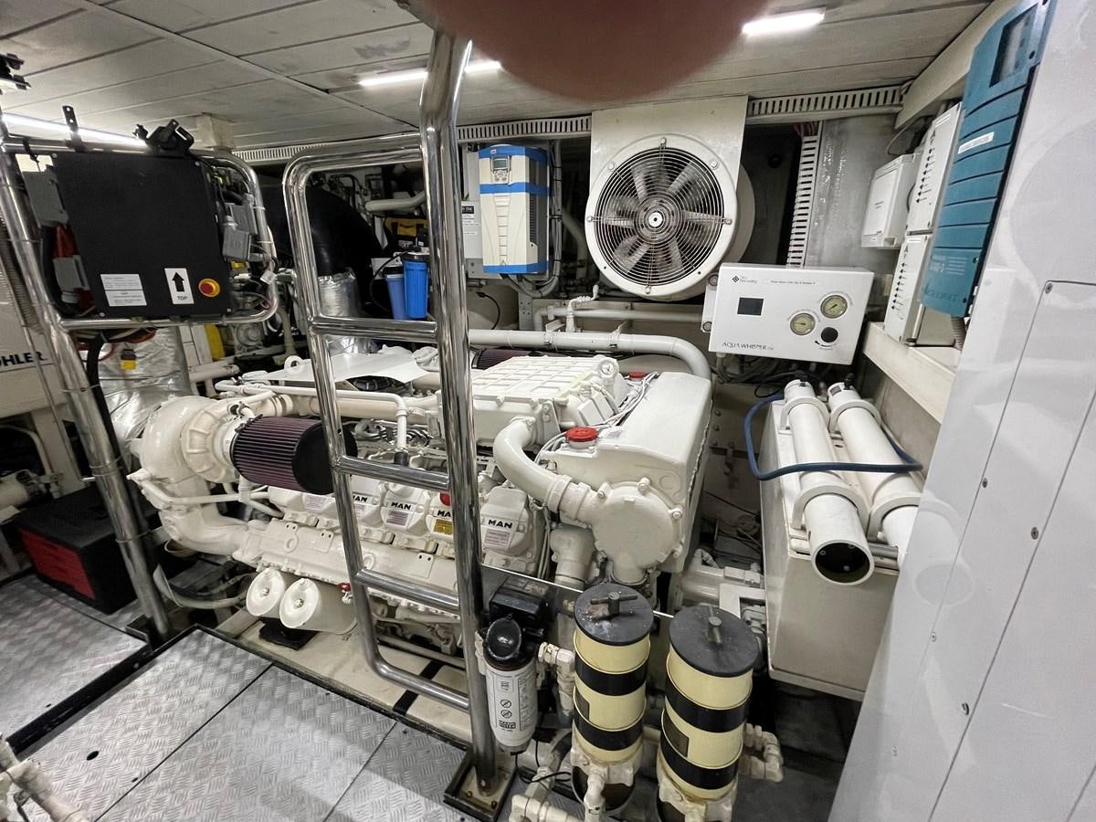 a room with machines and equipment aboard 2008 AZIMUT 75 FLY @ IXTAPA ZIHUATANEJO Yacht for Sale