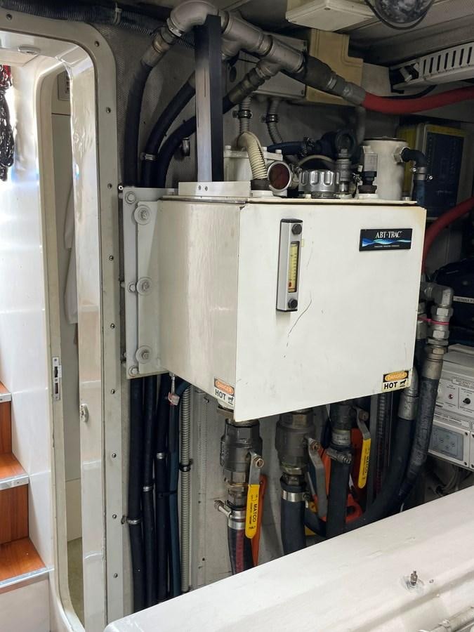 a machine with a large piece of equipment in it aboard 2008 AZIMUT 75 FLY @ IXTAPA ZIHUATANEJO Yacht for Sale