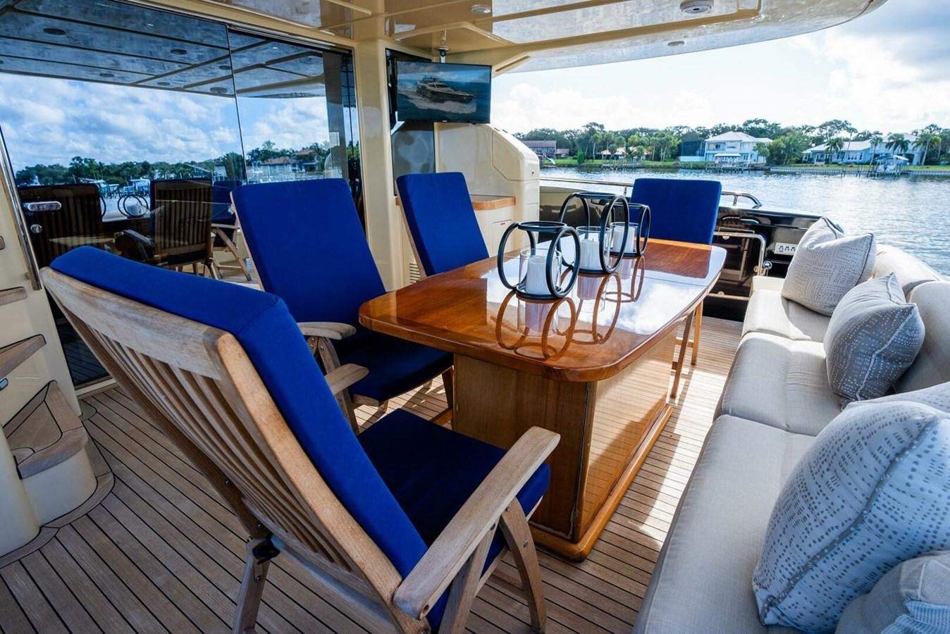 a table and chairs on a boat aboard ALTURA 840 Yacht for Sale