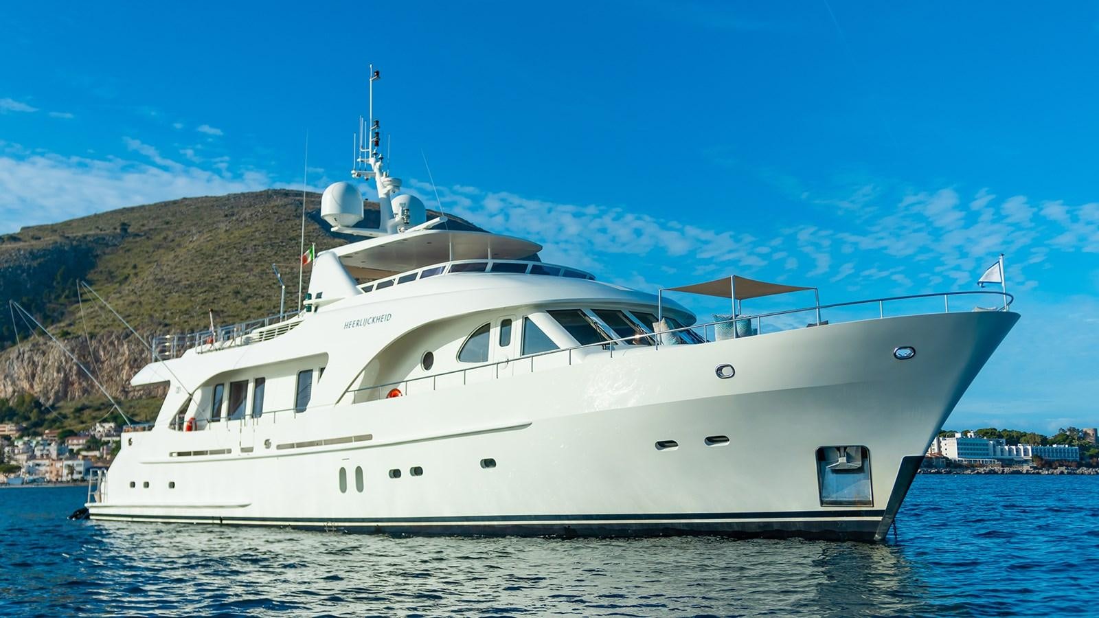 a white yacht in the water aboard HEERLIJCKHEID Yacht for Sale