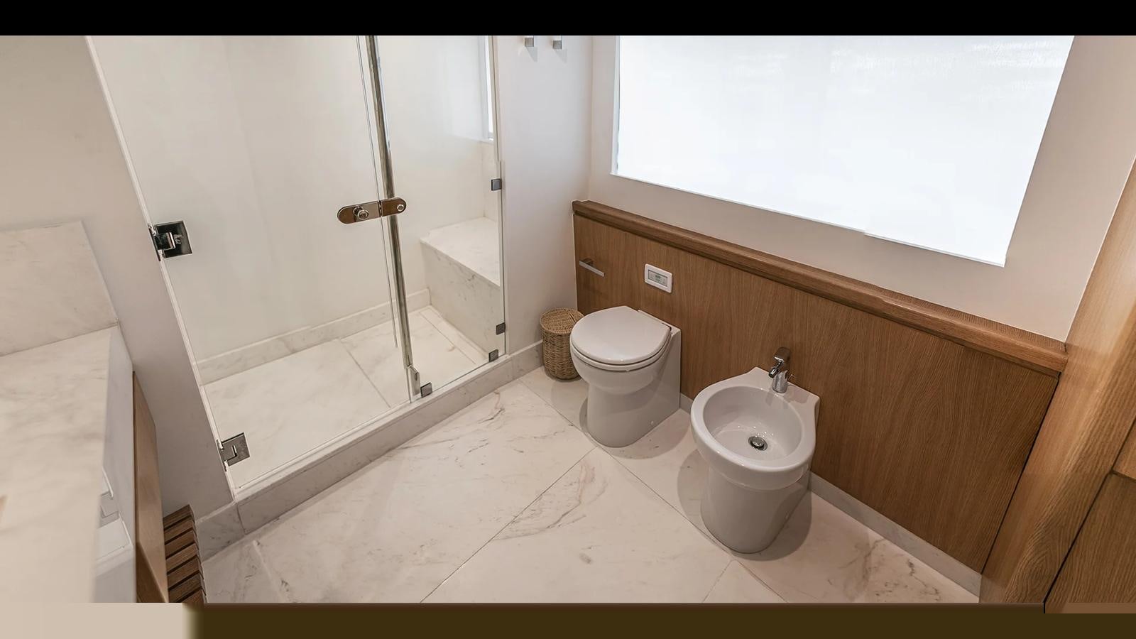 a bathroom with a toilet and a sink aboard 2024 INACE EXPLORA 115 Yacht for Sale