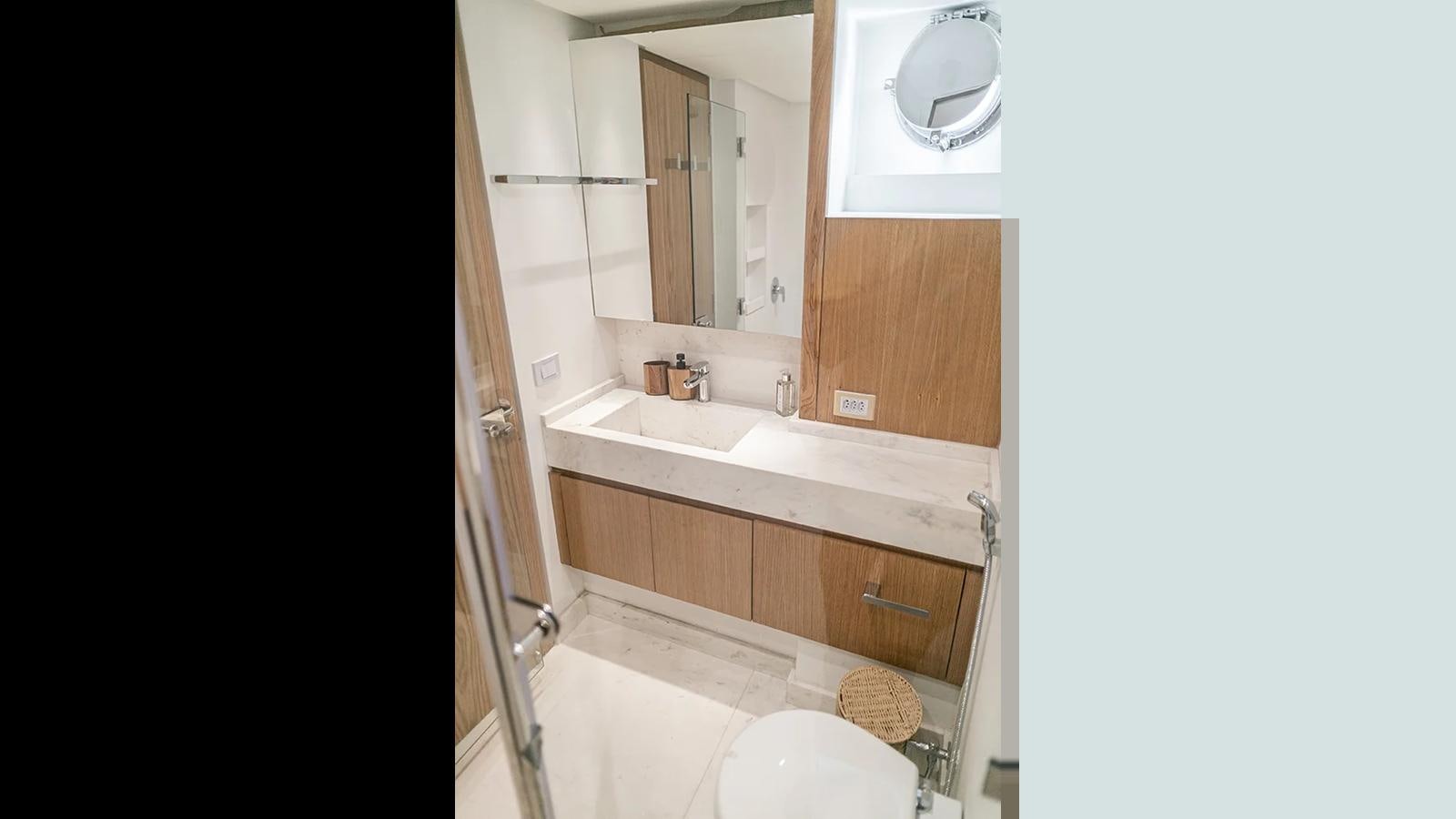 a bathroom with a tub sink and toilet aboard 2024 INACE EXPLORA 115 Yacht for Sale