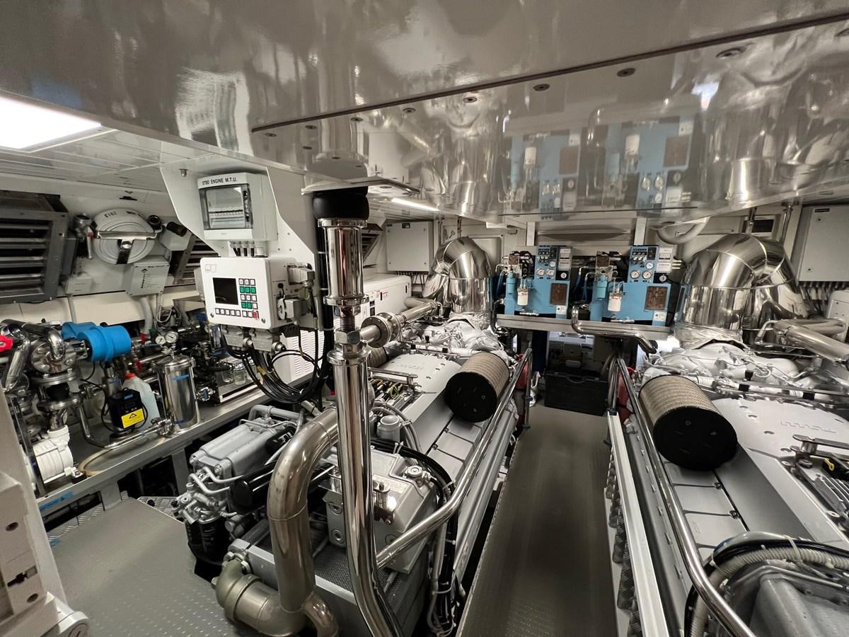 a room with machinery aboard MANGUSTA MAXIOPEN 94#2 - MISS BUBBLES - CAREFULLY USED Yacht for Sale