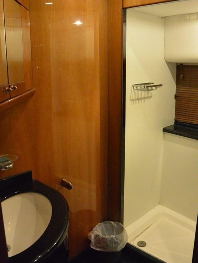 a bathroom with a tub and a toilet aboard 2004 SUNSEEKER PREDATOR 95 Yacht for Sale