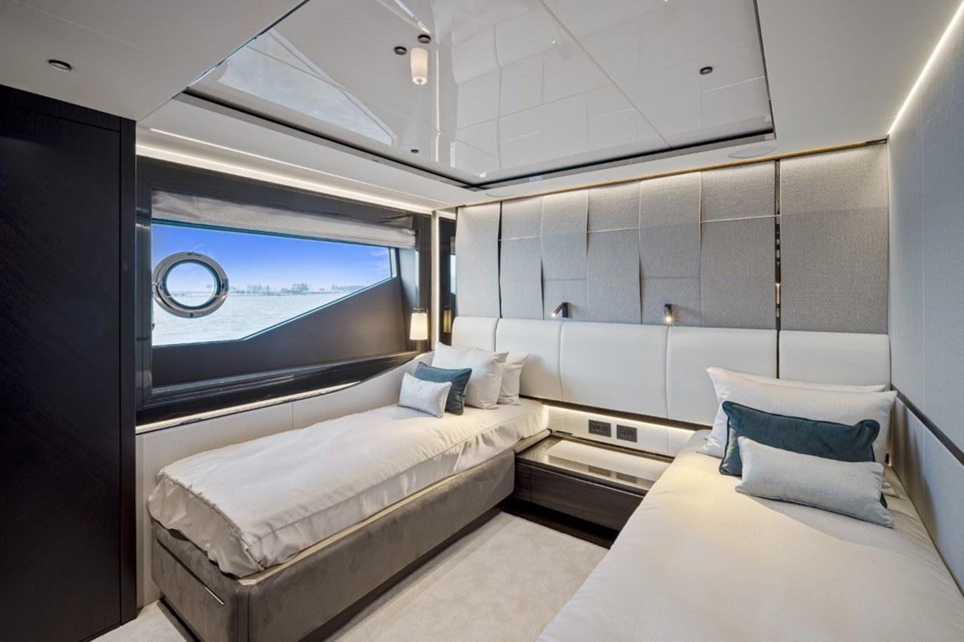 a room with a bed and a tv aboard SUNSEEKER 90/25 Yacht for Sale