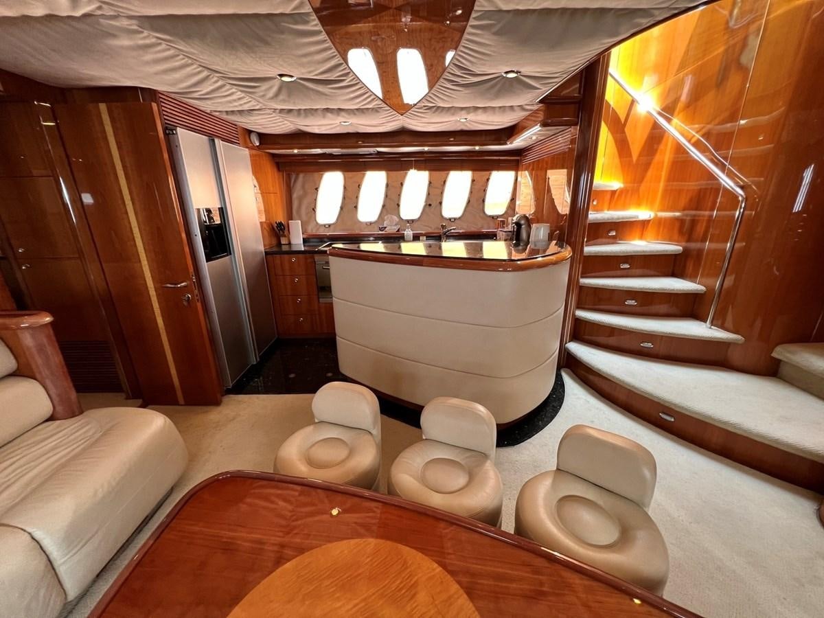 a bathroom with a large tub aboard SUNSEEKER 95 PREDATOR Yacht for Sale