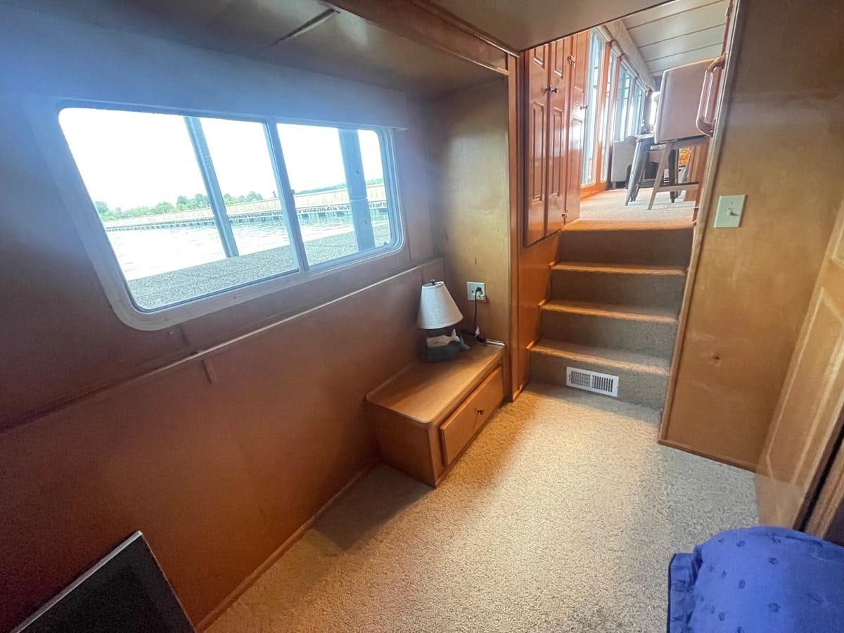 a room with a window and a desk aboard 2005 HORIZON 18X88 HOUSEBOAT Yacht for Sale