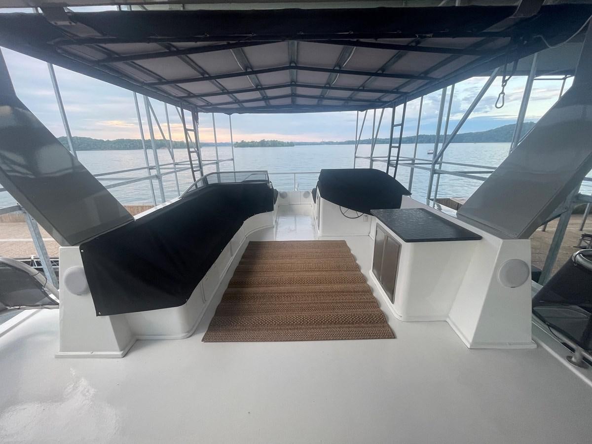 a room with a large window aboard 2005 HORIZON 18X88 HOUSEBOAT Yacht for Sale