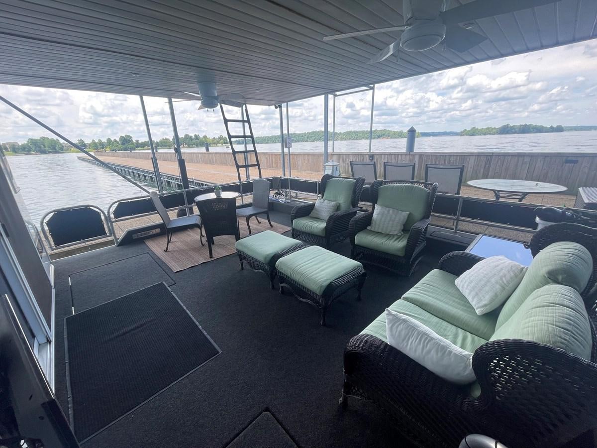 a large room with a large window aboard 2005 HORIZON 18X88 HOUSEBOAT Yacht for Sale