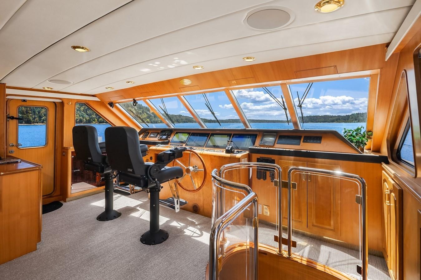 inside of a bus aboard QUE SA-RAH SA-RAH Yacht for Sale