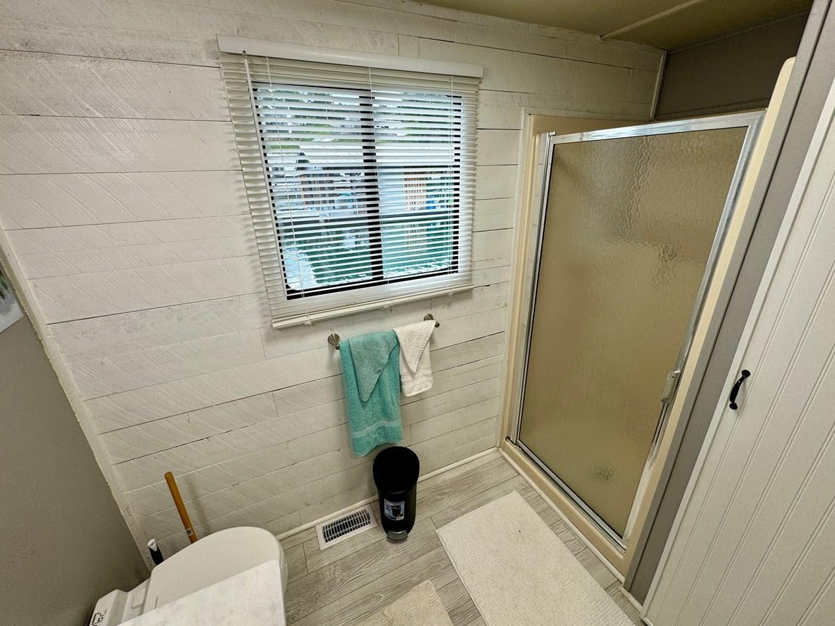 a bathroom with a window aboard 2012 MAJESTIC 16 X 75WB HOUSEBOAT NLSD Yacht for Sale