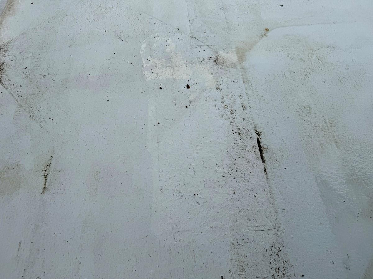 a white wall with cracks aboard 2012 MAJESTIC 16 X 75WB HOUSEBOAT NLSD Yacht for Sale