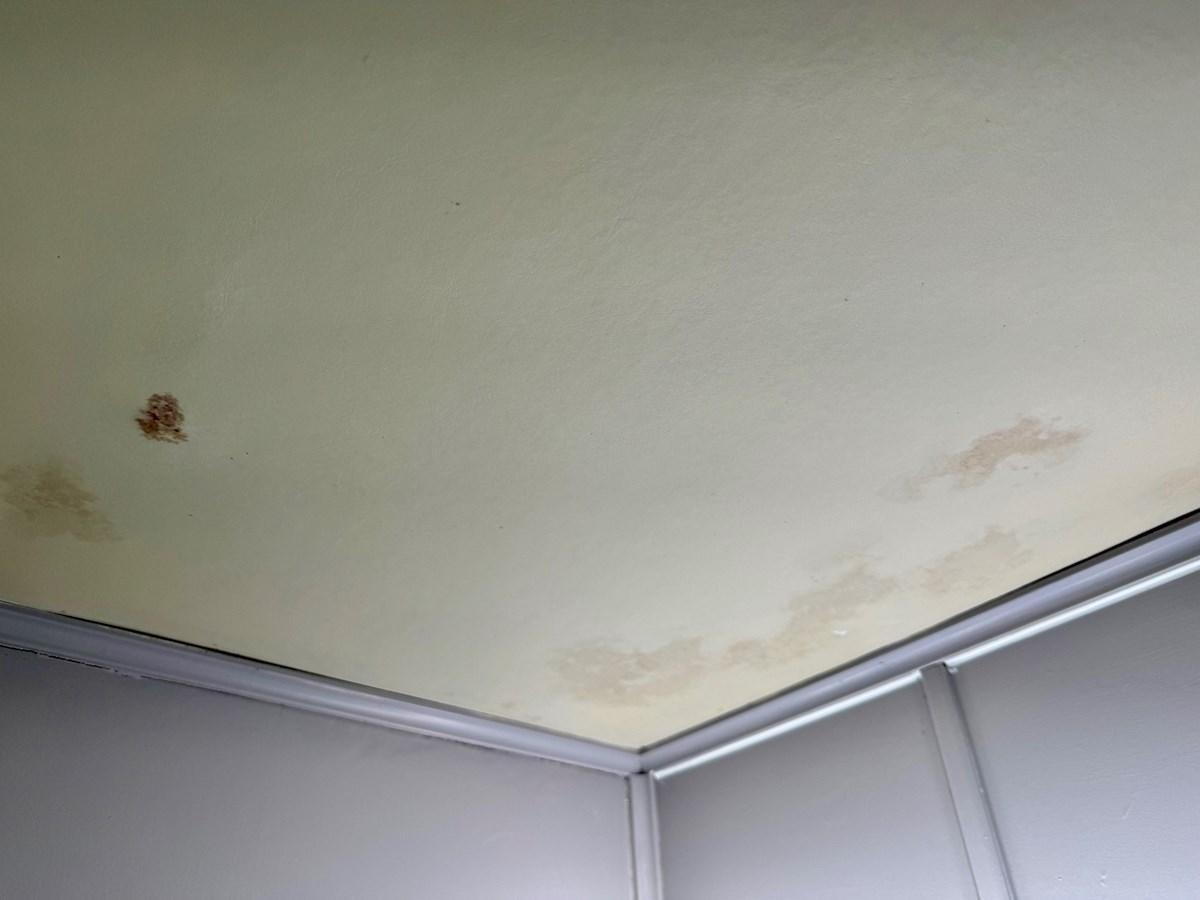 a ceiling with a window and a light aboard 2012 MAJESTIC 16 X 75WB HOUSEBOAT NLSD Yacht for Sale