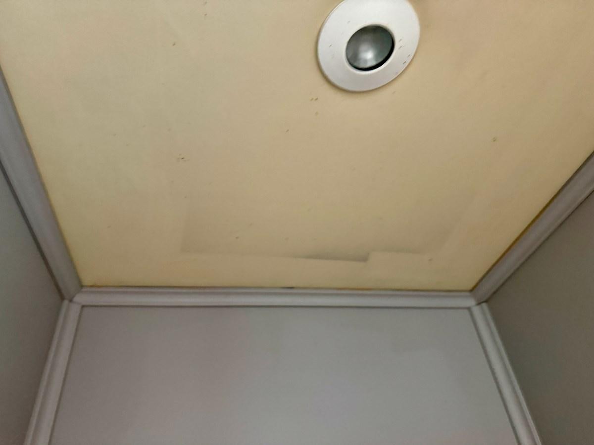 a white ceiling with a round light aboard 2012 MAJESTIC 16 X 75WB HOUSEBOAT NLSD Yacht for Sale