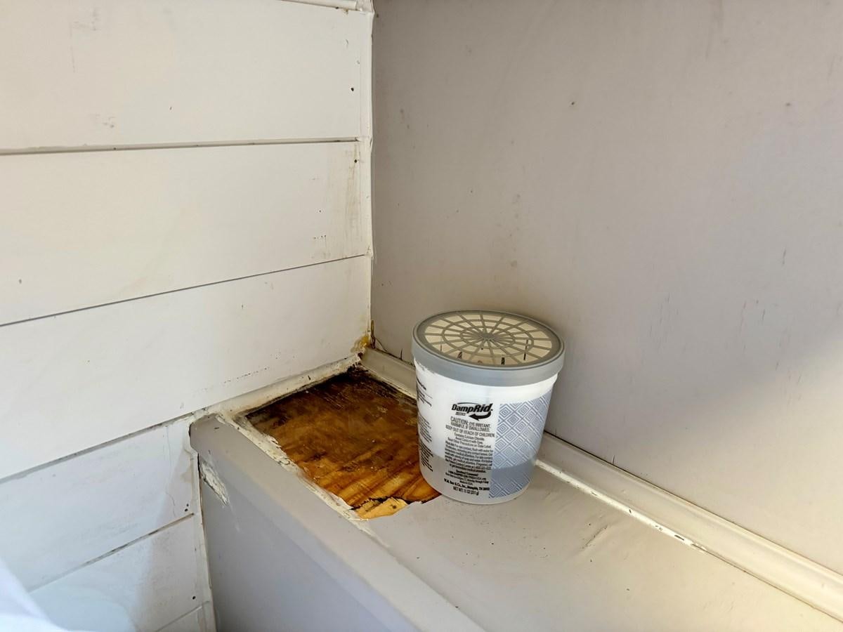 a bucket of dirt on the floor aboard 2012 MAJESTIC 16 X 75WB HOUSEBOAT NLSD Yacht for Sale