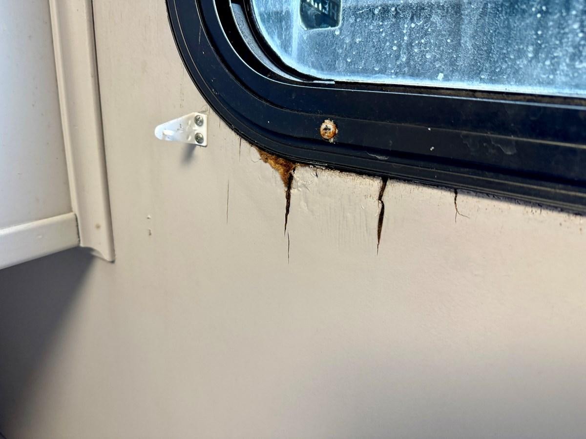 a small animal on a door aboard 2012 MAJESTIC 16 X 75WB HOUSEBOAT NLSD Yacht for Sale