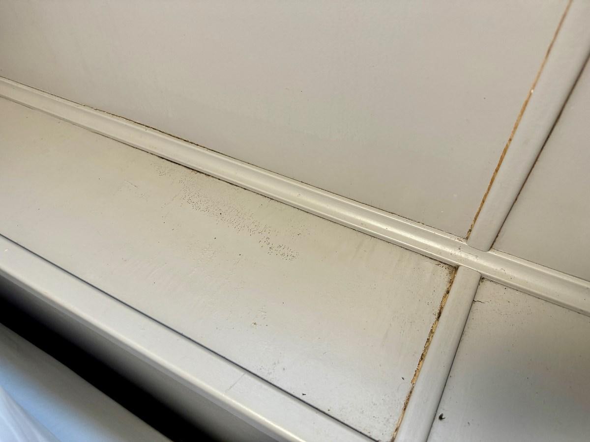 a white wall with a vent aboard 2012 MAJESTIC 16 X 75WB HOUSEBOAT NLSD Yacht for Sale