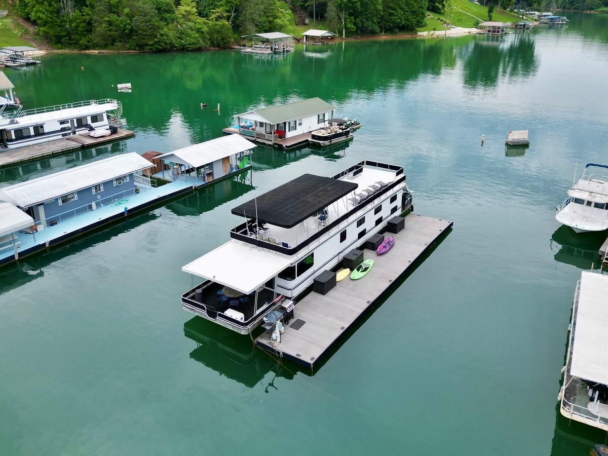 a group of boats on a body of water aboard 2012 MAJESTIC 16 X 75WB HOUSEBOAT NLSD Yacht for Sale