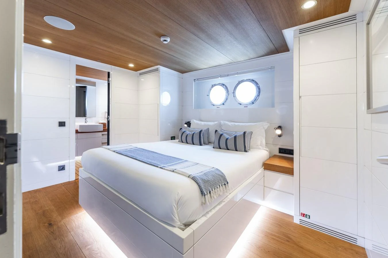 a bedroom with a bed aboard PREFERENCE 19 Yacht for Sale