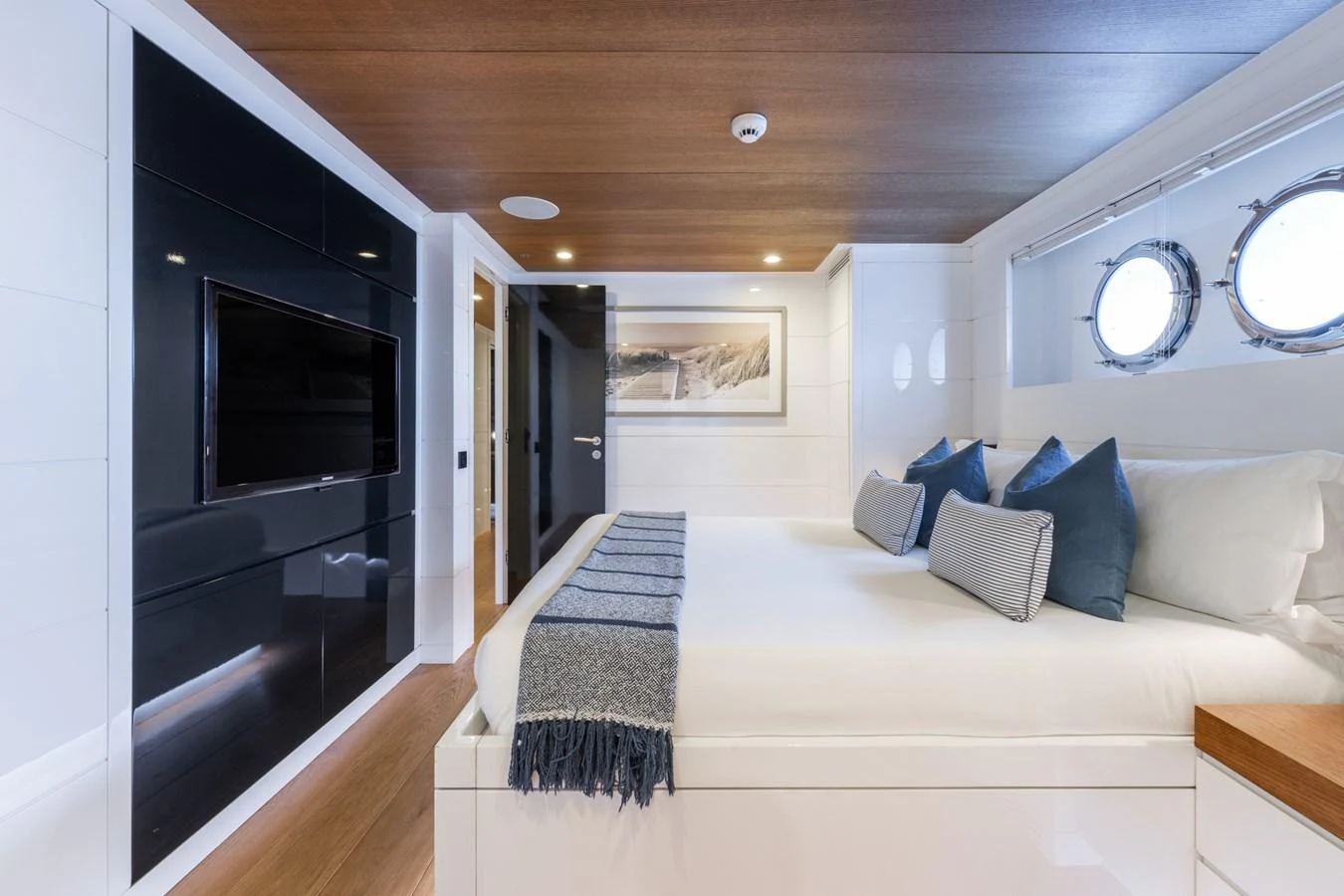 a bed room with a tv aboard PREFERENCE 19 Yacht for Sale