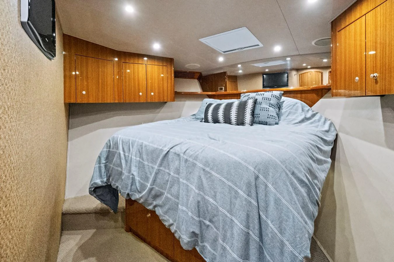 a bed in a room aboard VKY74038A808 Yacht for Sale