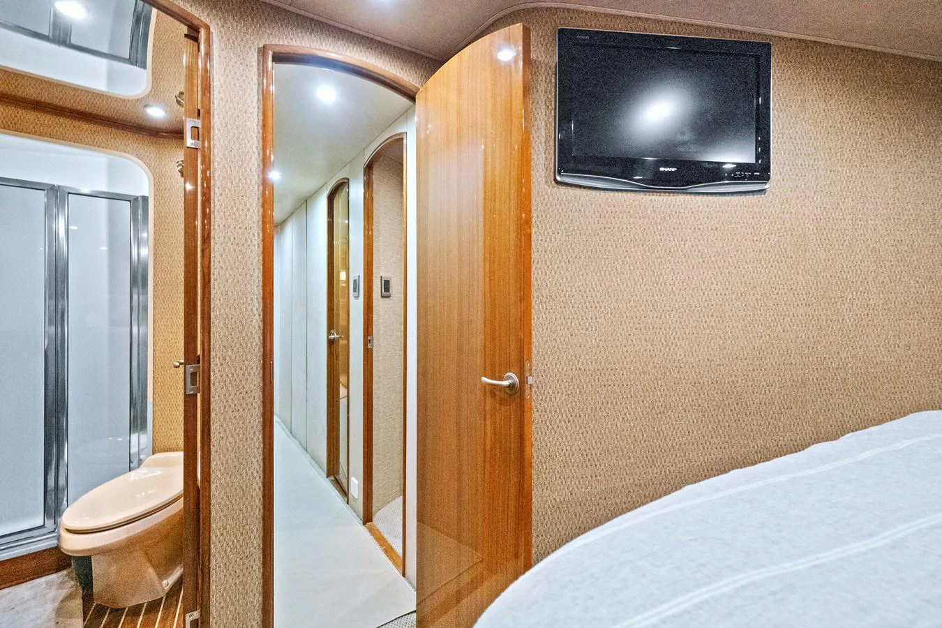 a hotel room with a tv aboard VKY74038A808 Yacht for Sale
