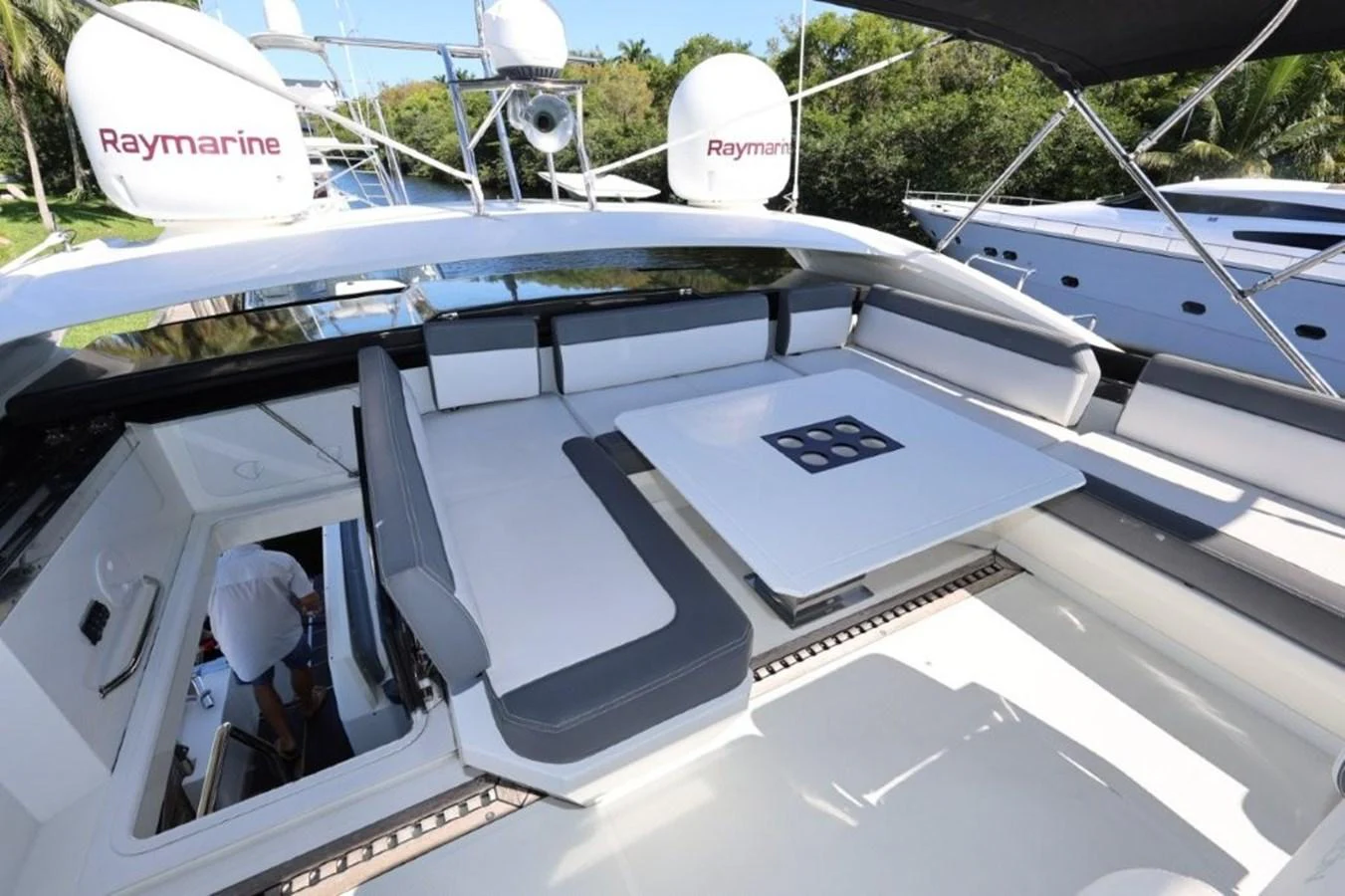 a white car with a person in it aboard GLN65001J819 Yacht for Sale