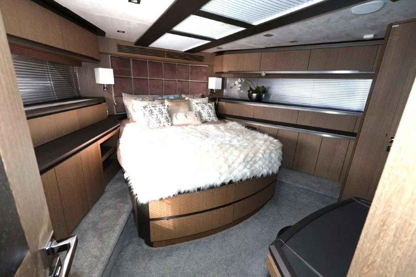 a room with a bed and a window aboard GLN65001J819 Yacht for Sale