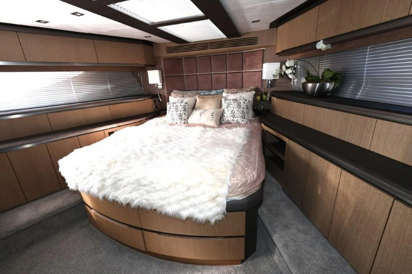 a bed in a room aboard GLN65001J819 Yacht for Sale