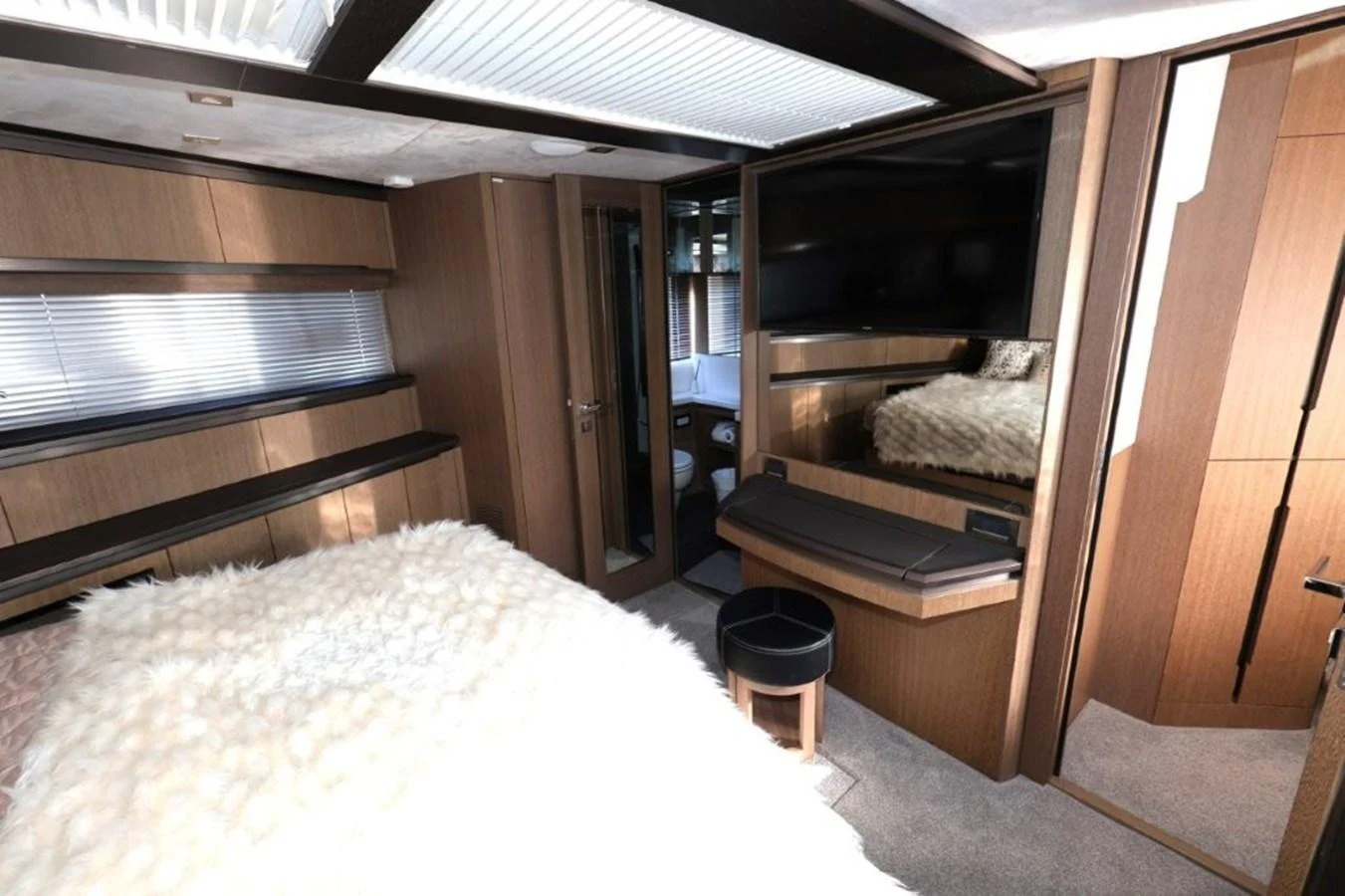a bed in a room aboard GLN65001J819 Yacht for Sale