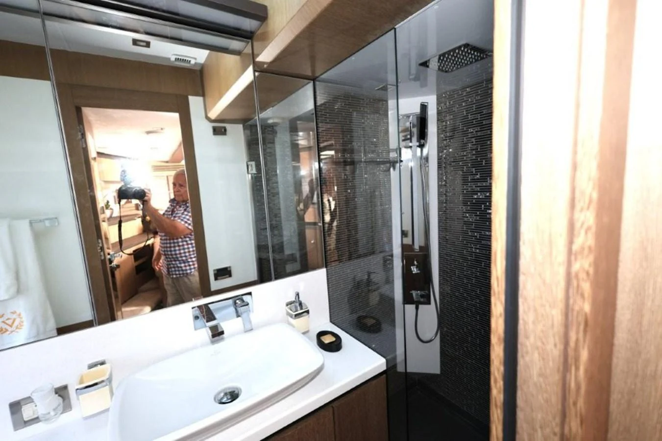 a person taking a picture of himself in a bathroom mirror aboard GLN65001J819 Yacht for Sale