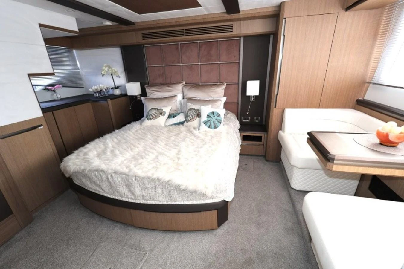 a bed in a room aboard GLN65001J819 Yacht for Sale